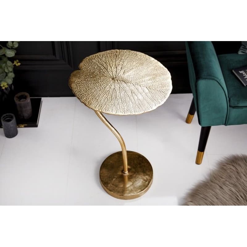 Estila Art-deco štýlový príručný stolík Zapalota z kovu v tvare listu v zlatej farbe 40cm