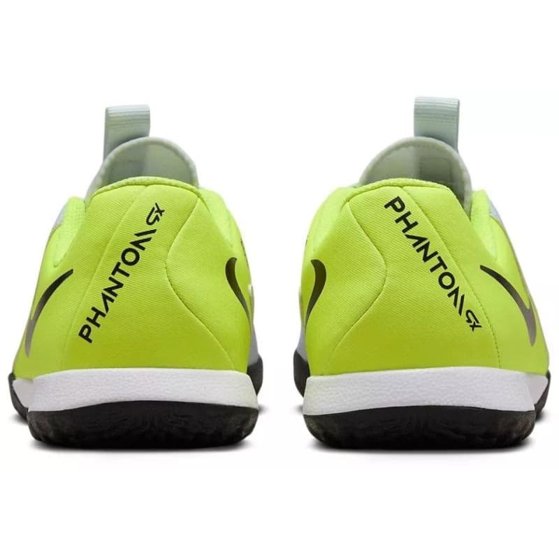 Chlapčenské futbalové kopačky halové NIKE Phantom GX 2 Academy Jr IC metallic silver volt black 5