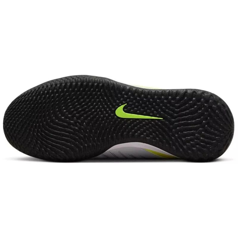 Chlapčenské futbalové kopačky halové NIKE Phantom GX 2 Academy Jr IC metallic silver volt black 6