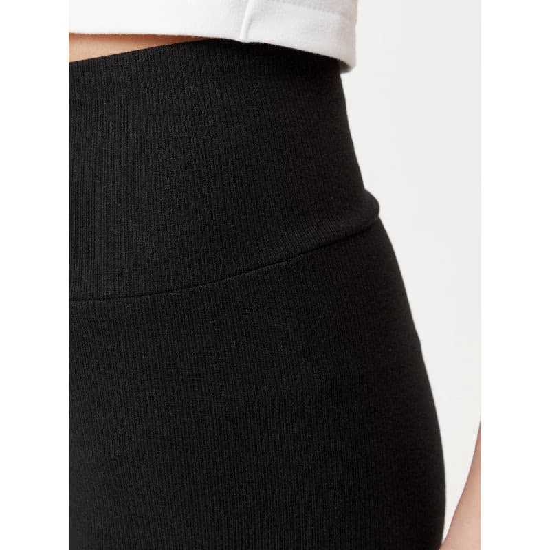 Dámske kraťasy ADIDAS ORIGINALS ESS RIB SHORTS-BLACK 5