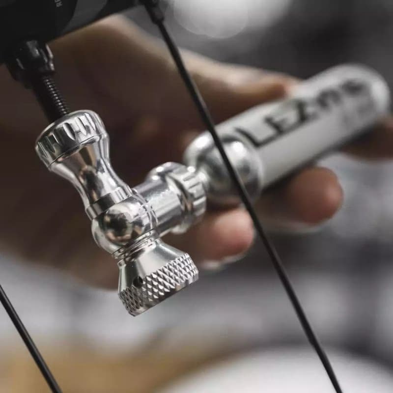 Pumpa na bicykel LEZYNE CONTROL DRIVE CO2 SILVER GLOSS WITH 25G CARTRIDGE 3
