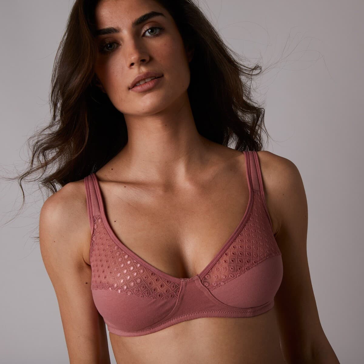 Súprava 2 podprseniek zn. Tropea Confidence Lingerie® zo strečovej bavlny s čipkou, jednofarebná + s potlačou rastlín, bez kostíc