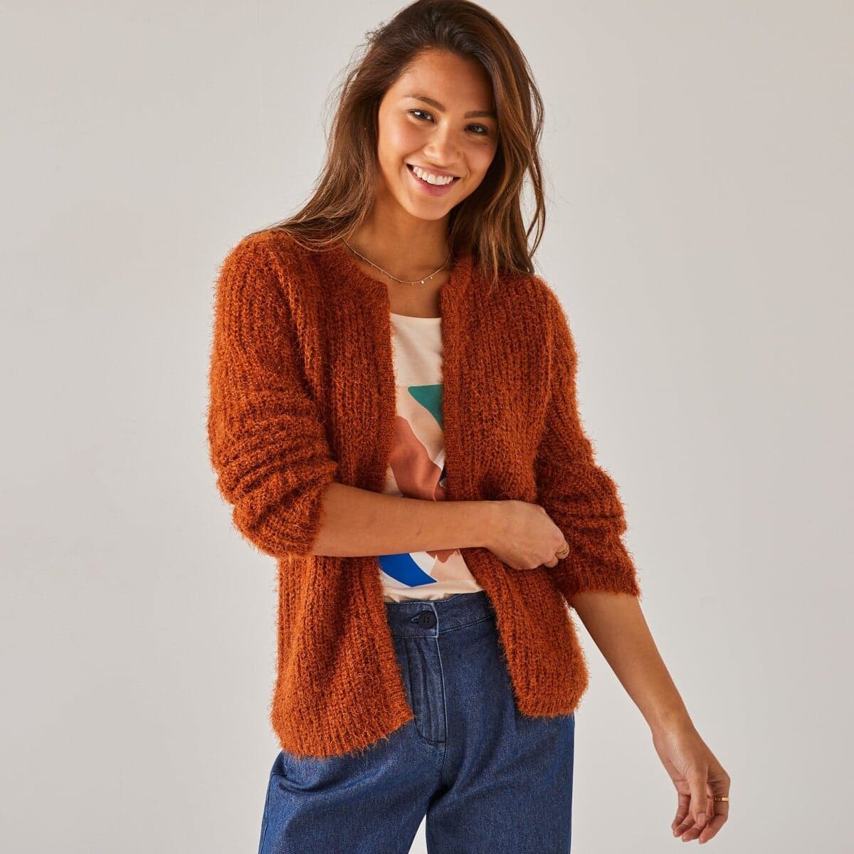 Sveter z úpletu s predĺženým
		vláknom, pre nižšiu postavu. 1