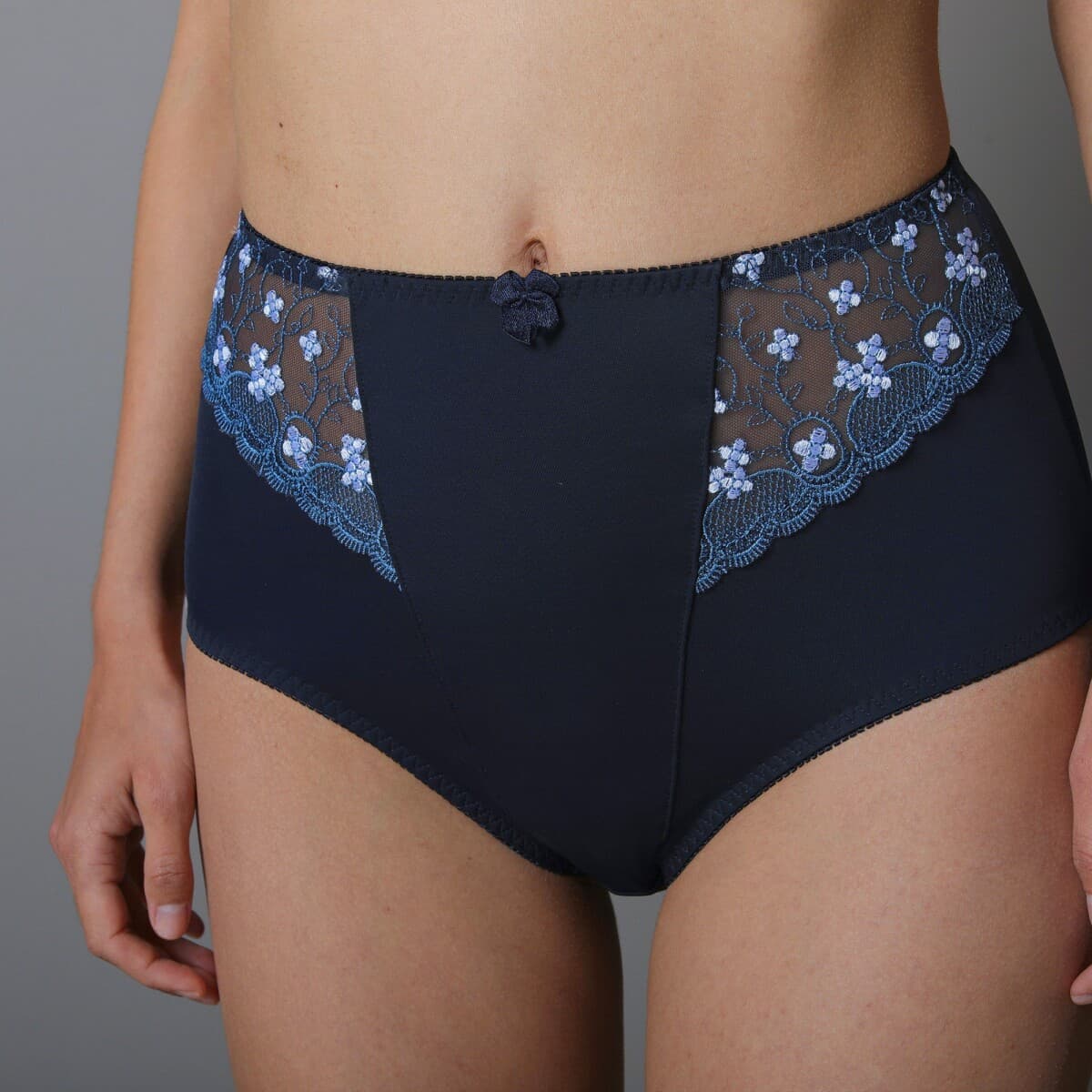 Zoštíhľovacie nohavičky Caminata zn. Confidence Lingerie® z mikrovlákna a vyšívaného tylu