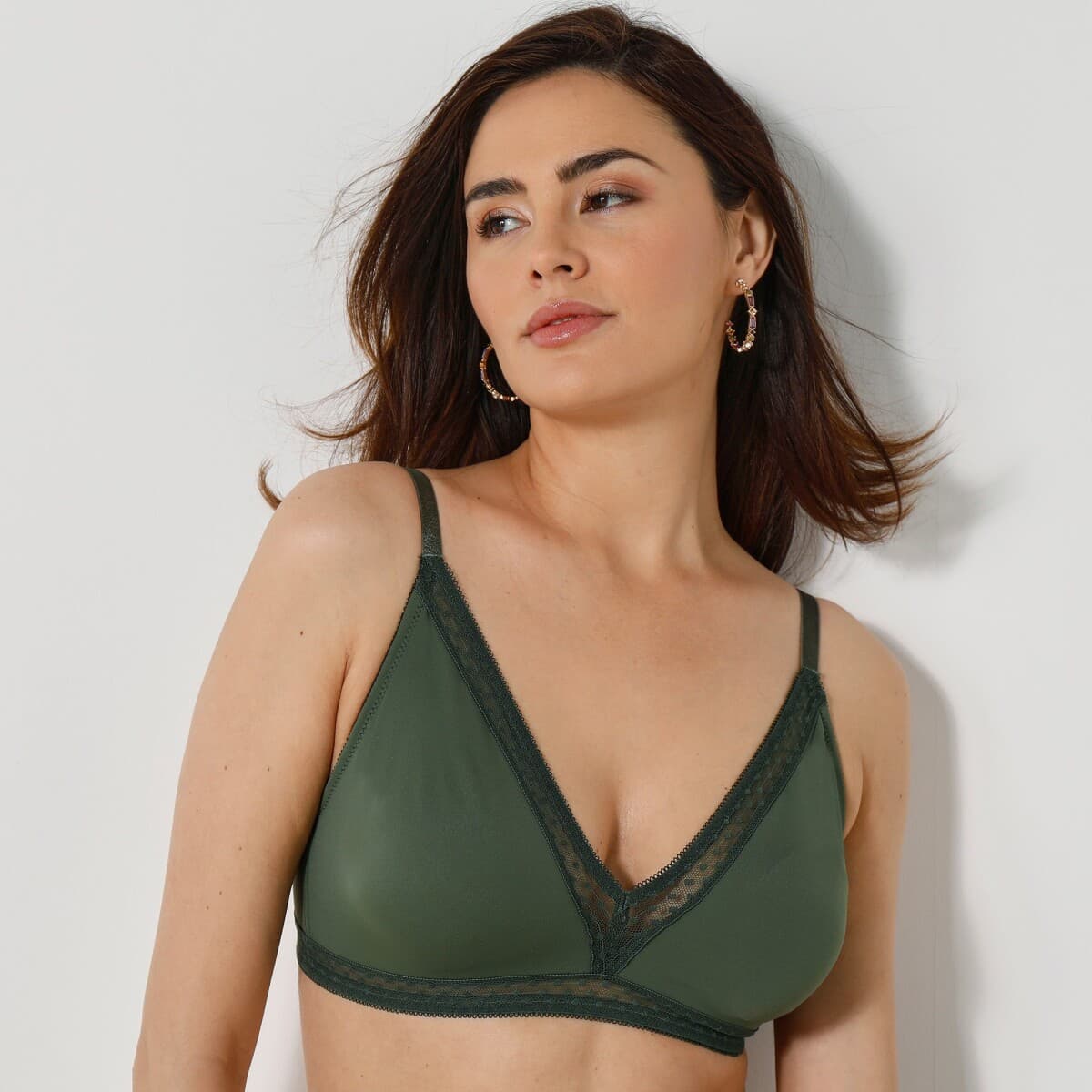 Trojuholníková podprsenka Paia zn. Confidence Lingerie® z mikrovlákna a vyšívaného tylu, s tvarovanými košíkmi, bez kostíc