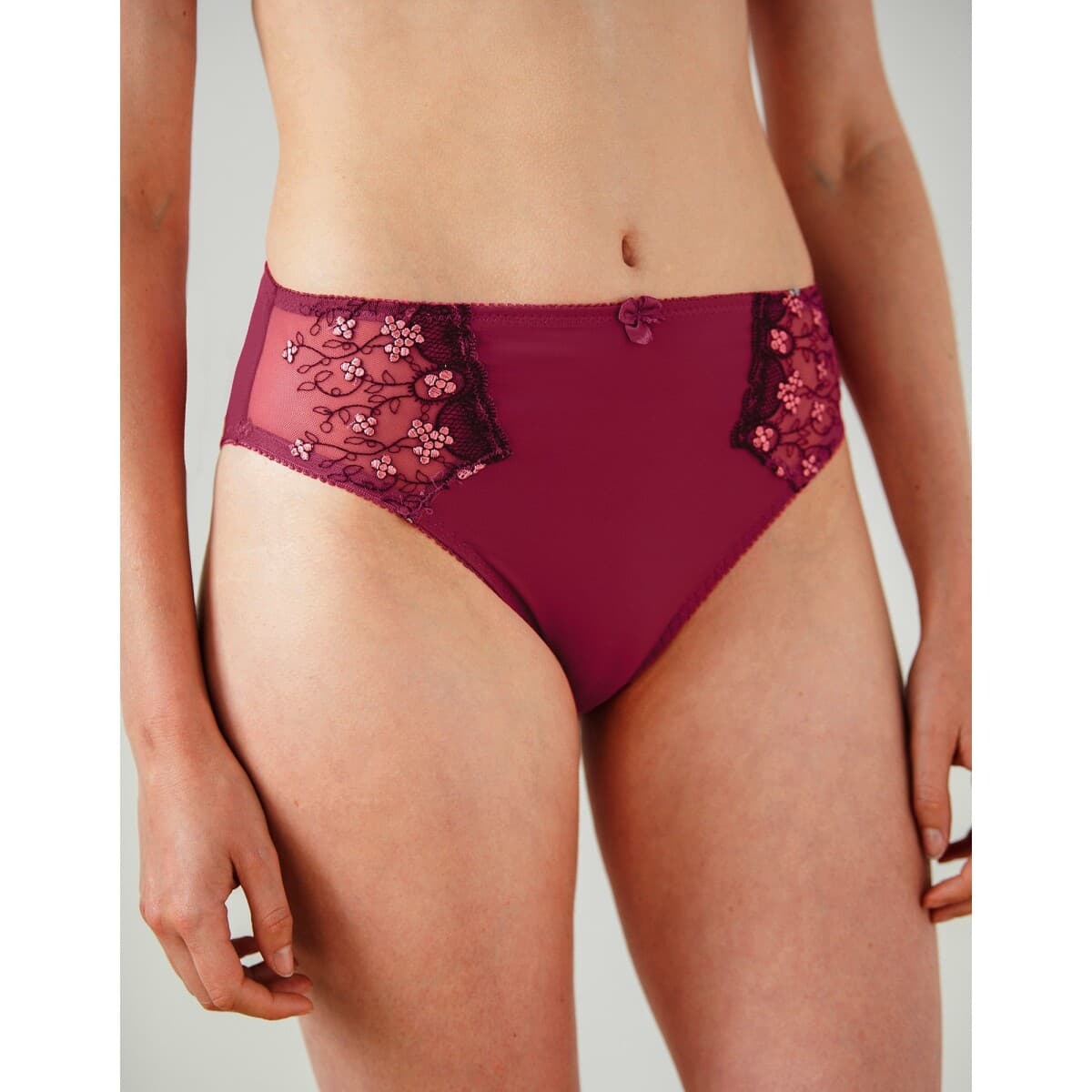 Klasické nohavičky Caminata zn. Confidence Lingerie® s vyšívaným tylom