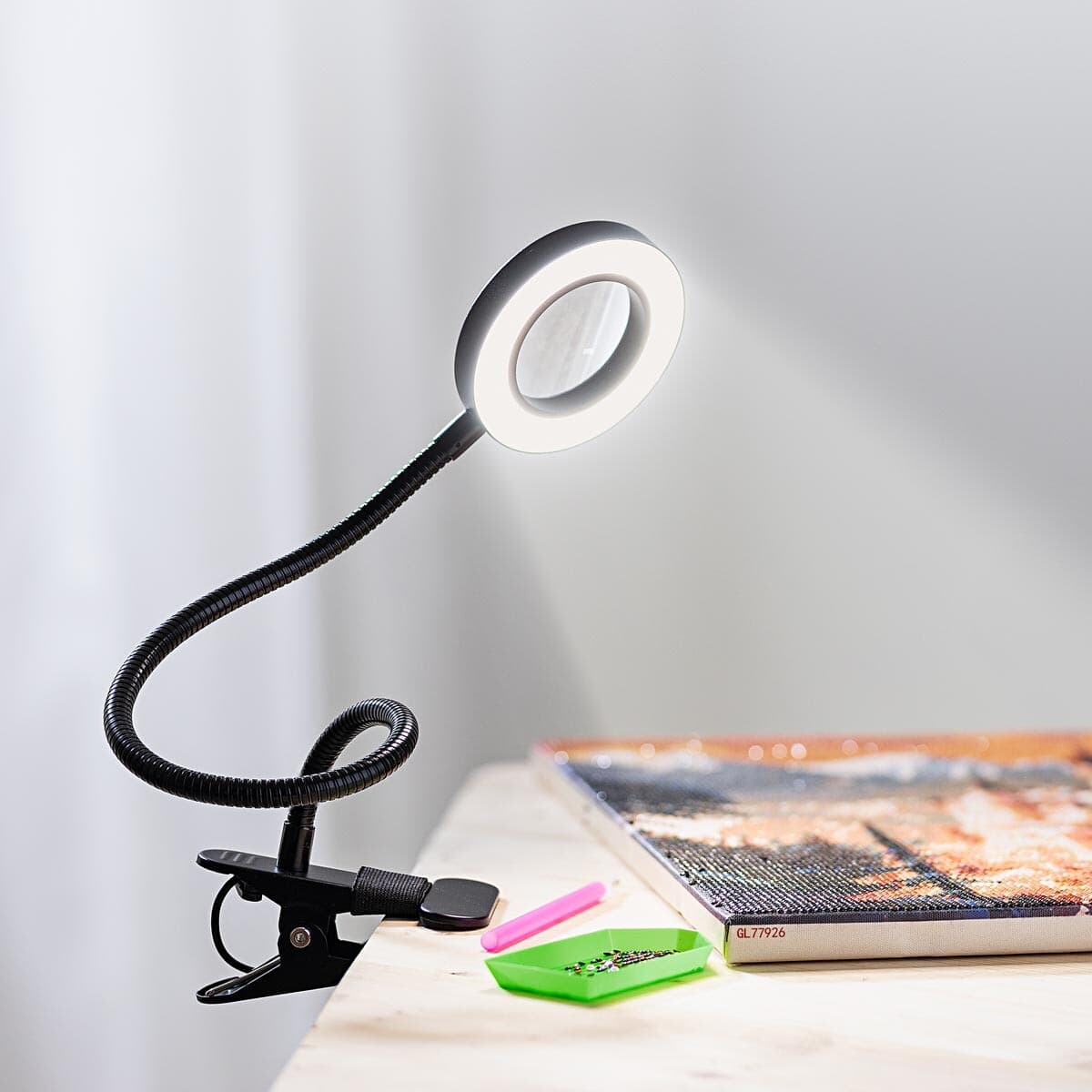 LED lampa s lupou 1
