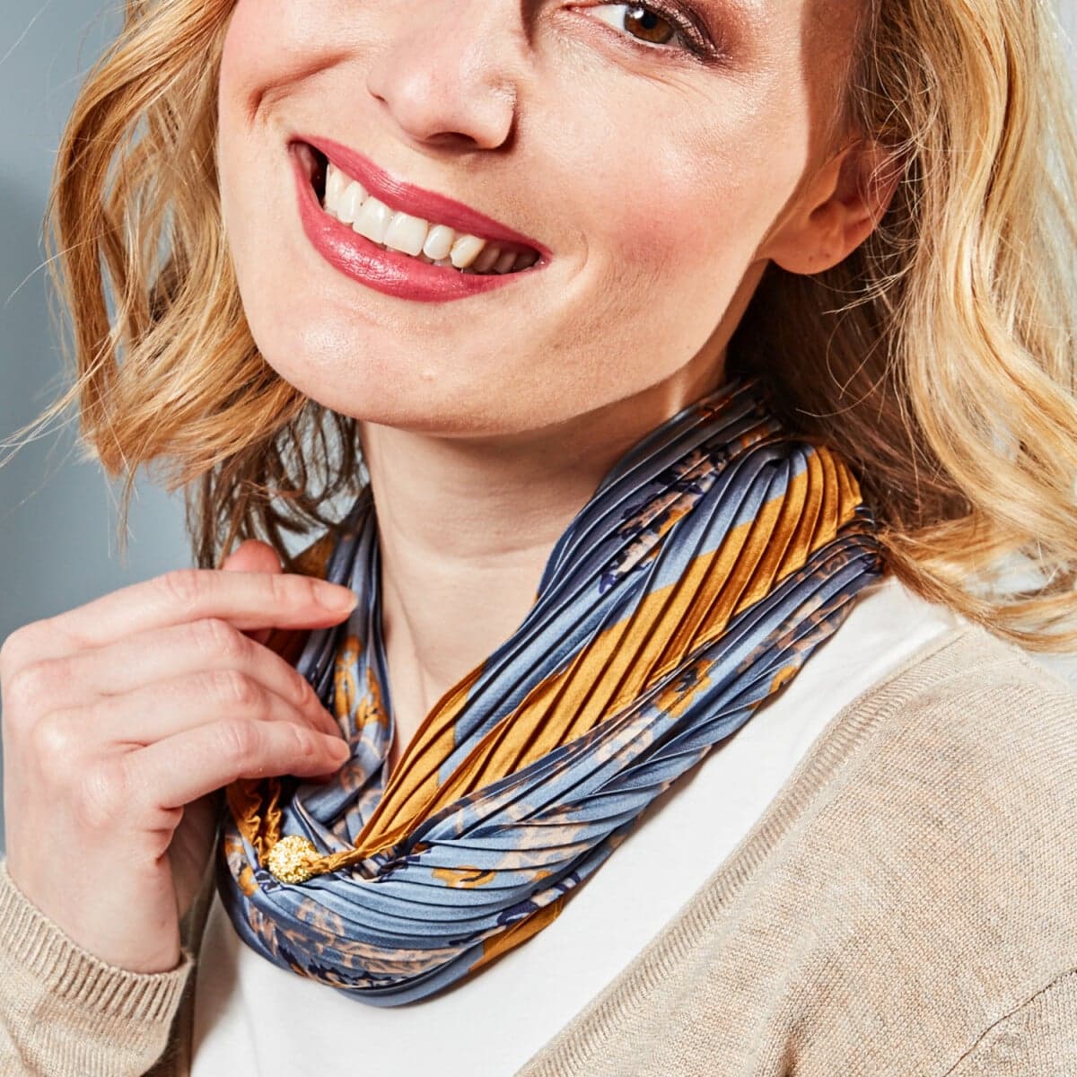 Plizovaná šatka s magnetickým uzáverom