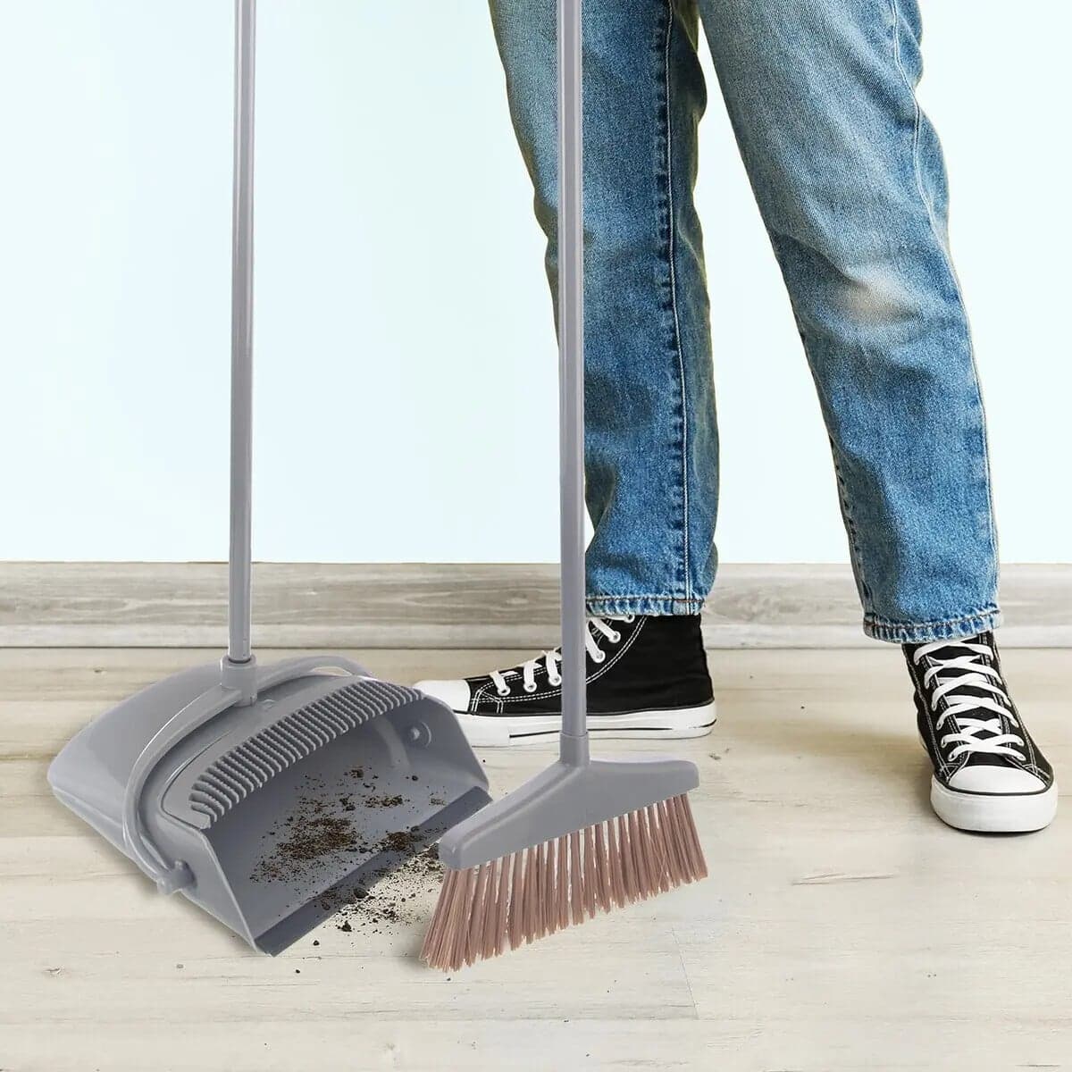Zmeták s palicou a sklápacou lopatkou 1