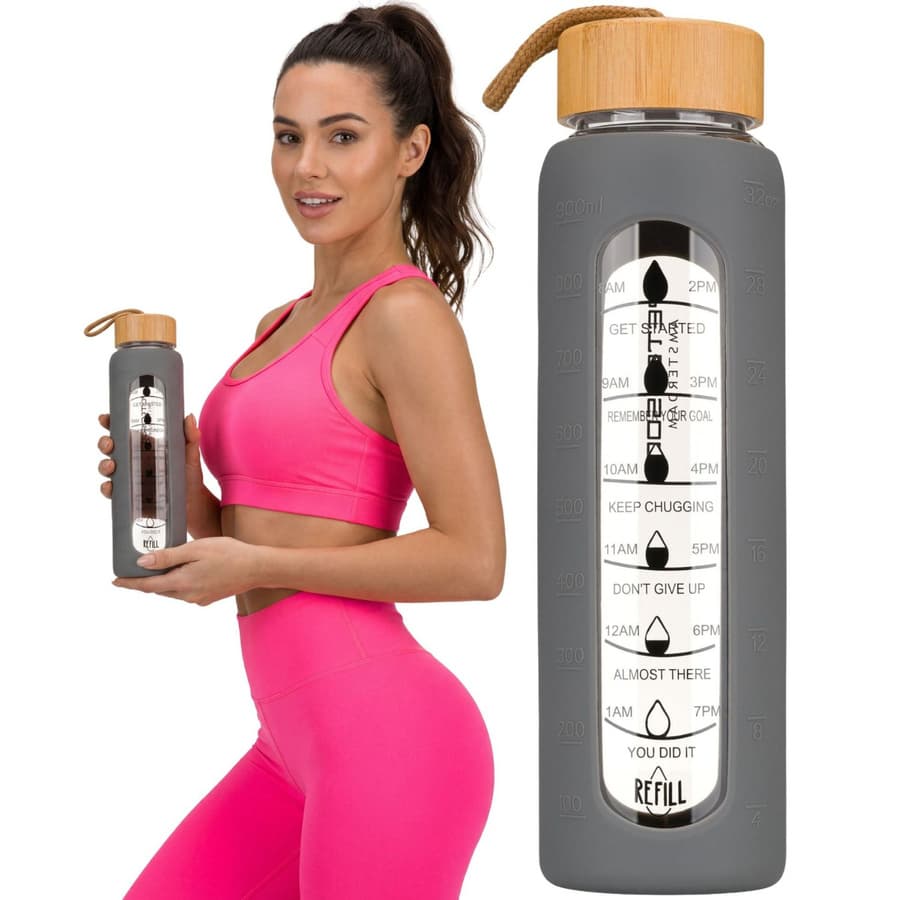 Motivačná sklenená fľaša na vodu 960 ml sivá so silikónovým obalom Peterson 1