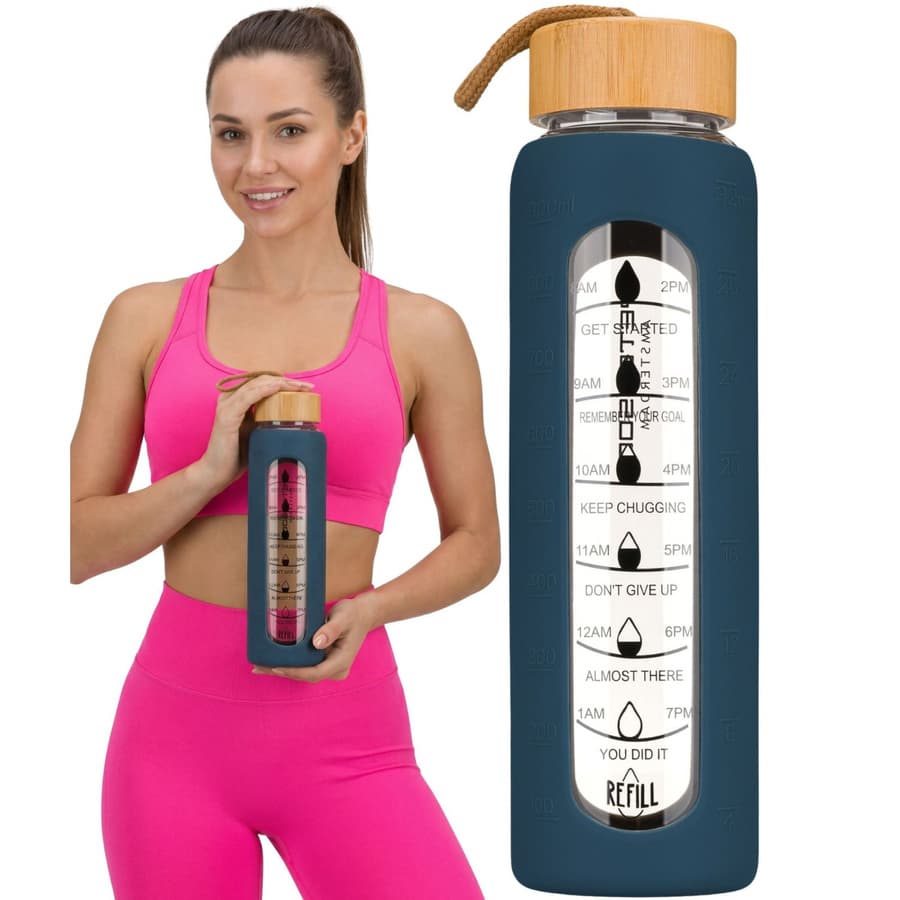 Motivačná sklenená fľaša na vodu 960 ml tmavomodrá so silikónovým obalom Peterson