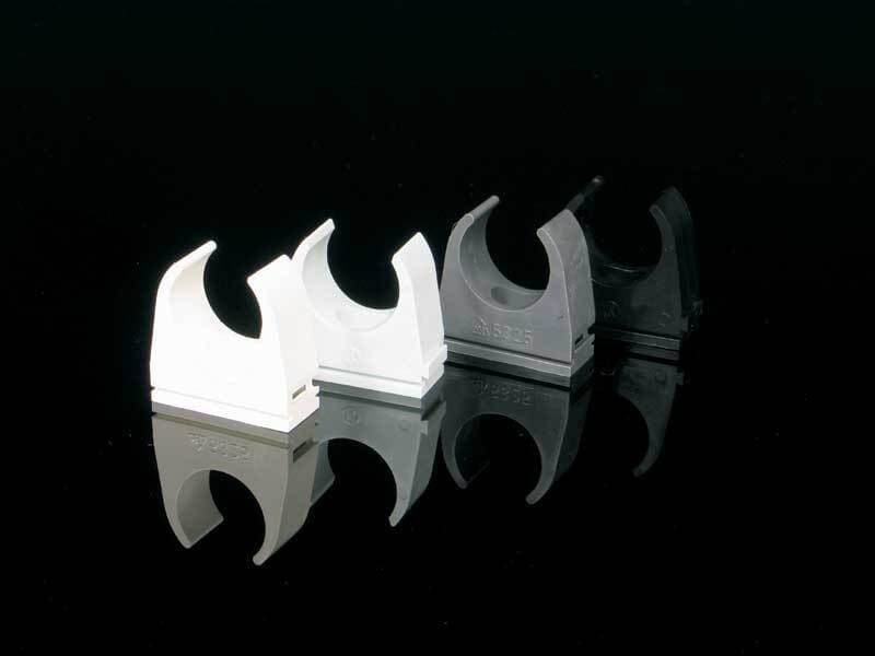 Príchytka PVC priem. 40mm,KB(RAL 7035) (kat.zn.-5340) (KOPOS) 1