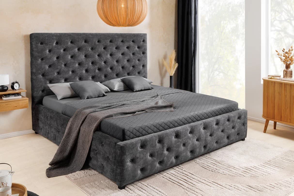 Estila Moderná čalúnená manželská posteľ Kreon s úložným priestorom a sivým zamatovým poťahom s chesterfield prešívaním 180 cm 1