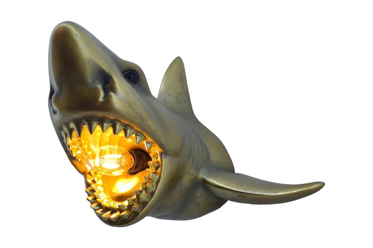 Estila Moderná glamour nástenná lampa Tierra Glam v tvare žraloka s otvorenými čeľusťami v zlatom prevedení 23 cm 1