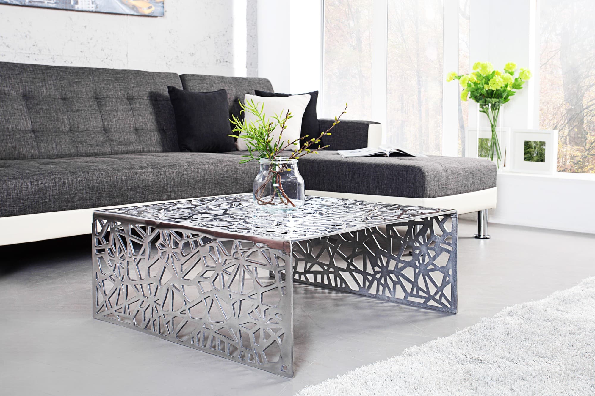 Estila Dizajnový art deco strieborný štvorcový kovový konferenčný stolík Ideal s geometrickými vyrezávanými vzormi 60 cm