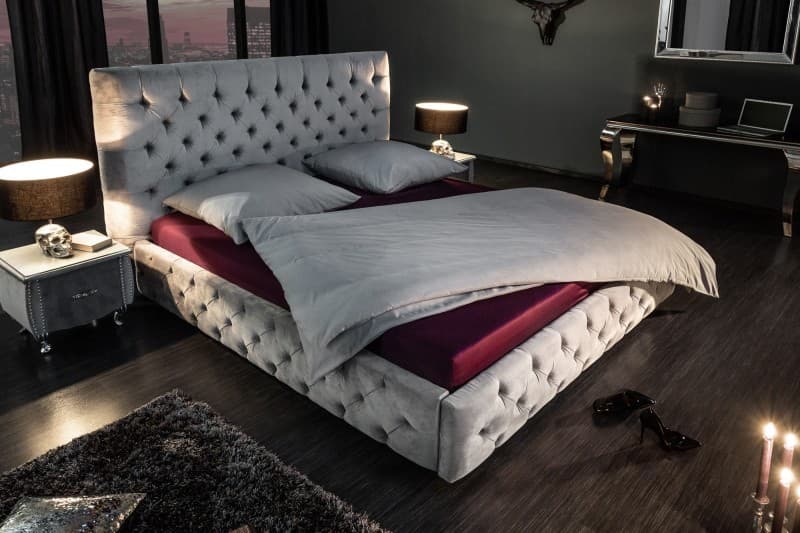 Estila Chesterfield čalúnená sivá zamatová posteľ Kreon I s vysokým čelom 210cm 1