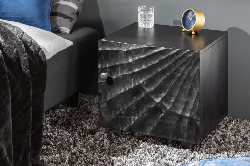 Estila Moderný masívny nočný stolík Cumbria s vyrezávaným čiernym povrchom 50cm 1