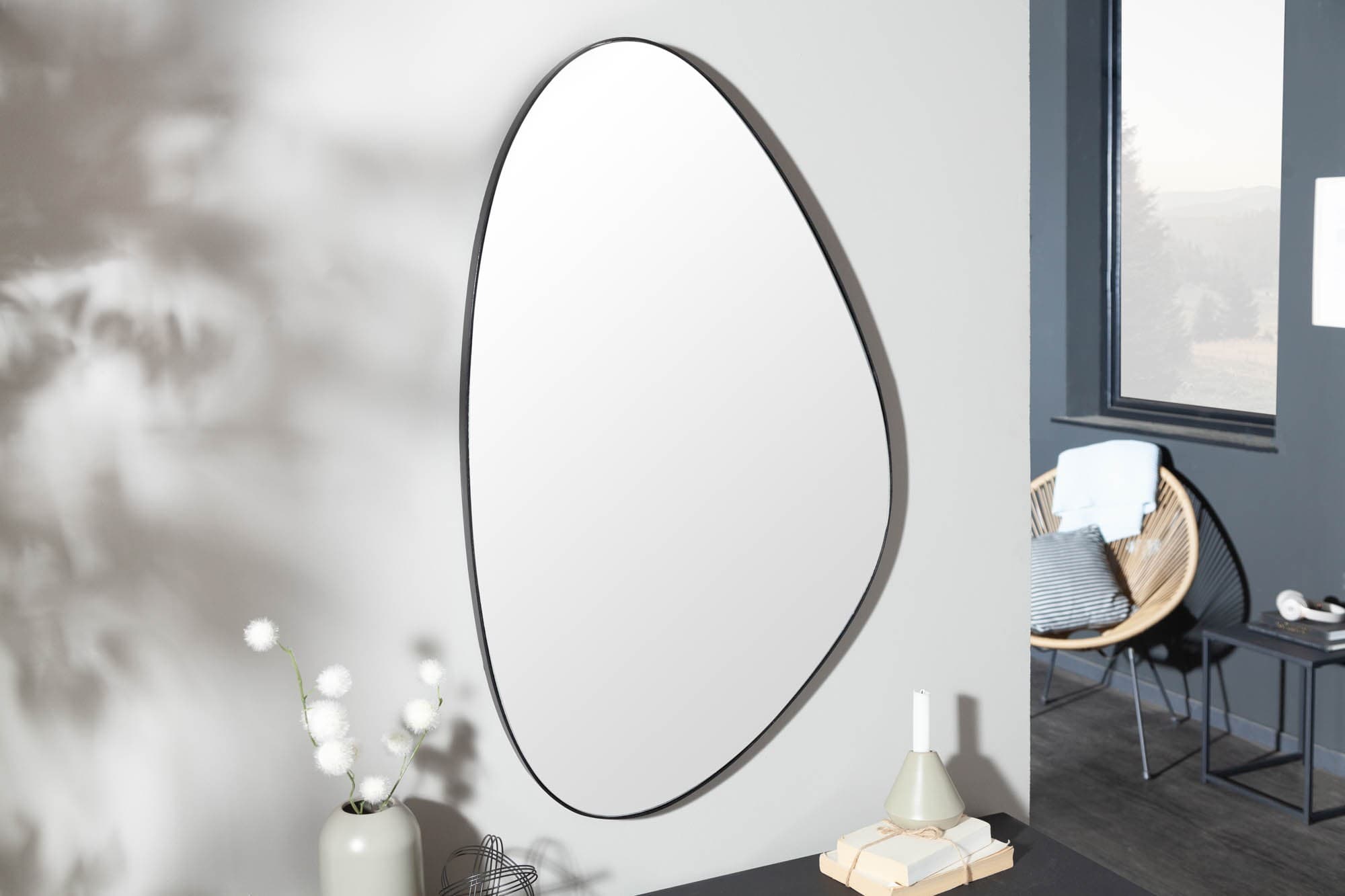 Estila Moderné štýlové atypické nástenné zrkadlo Smialls v čiernom ráme 90cm