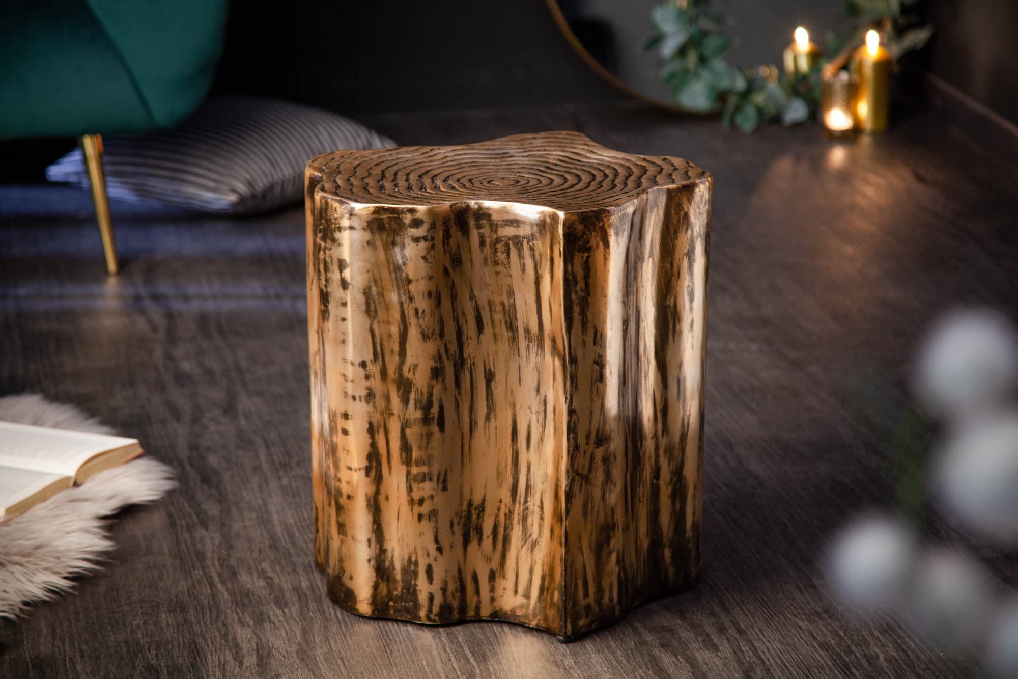 Estila Orientálny jedinečný príručný stolík Anillko s nadčasovou kresbou na povrchovej doske v tvare kmeňa stromu zlatej farby 47cm 1