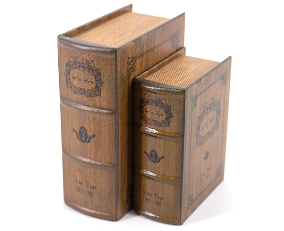 Estila Dizajnový set kožených kníh Victor Hugo v hnedom koloniálnom štýle s dekoratívnym motívom 27cm