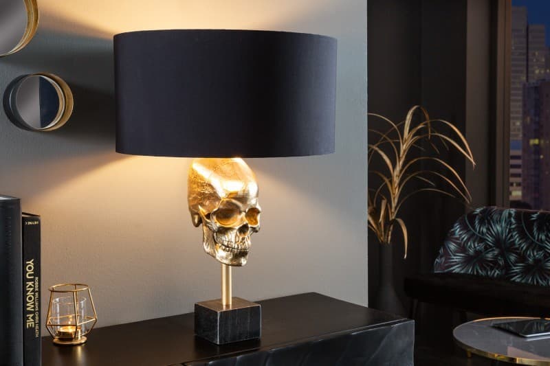 Estila Art deco stolná lampa Uma v zlatom prevedení s kovovou lebkou s čiernym okrúhlym tienidlom 56cm
