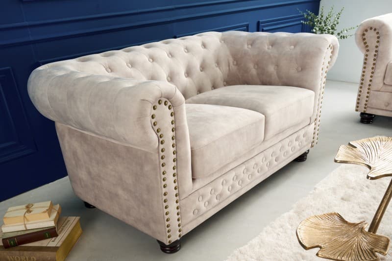 Estila Chesterfield dvojsedačka Contessa so zamatovým čalúnením v svetlej farbe šampanského s masívnymi nožičkami 150cm