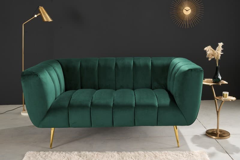 Estila Art deco zamatová dvojsedačka Vermont v smaragdovej zelenej farbe s opierkami na ruky na zlatých nožičkách 165cm