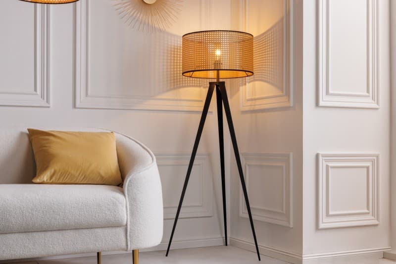 Estila Moderná stojaca lampa Citadel s okrúhlym tienidlom s viedenským výpletom svetlohnedej farby a čiernymi nohami 140cm 1