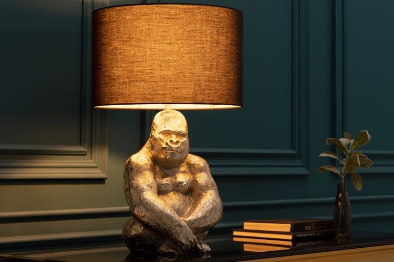Estila Dizajnová stolná lampa Apell s podstavou z kovu v tvare gorily striebornej farby s čiernym okrúhlym tienidlom 60cm