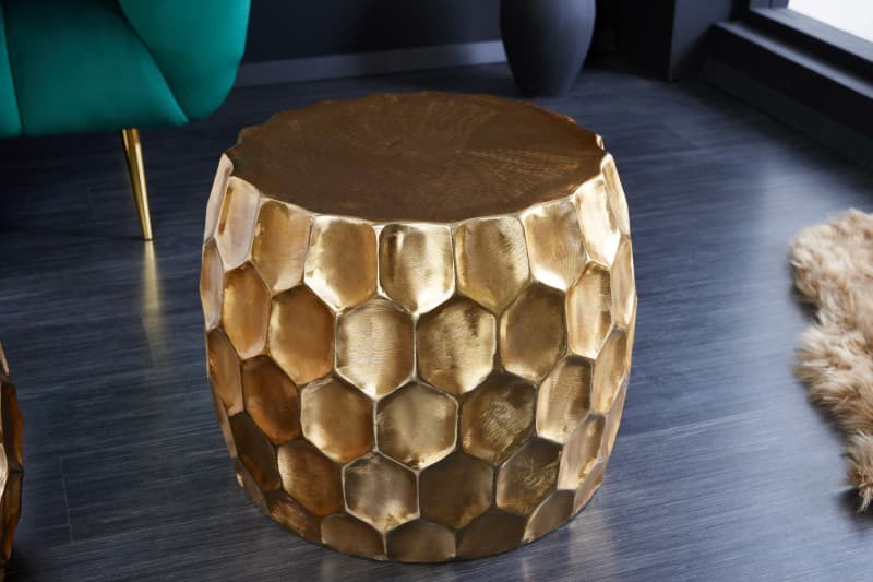 Estila Orientálny zlatý príručný stolík Himare z kovovej zliatiny s reliéfnym vzorom 55cm 1