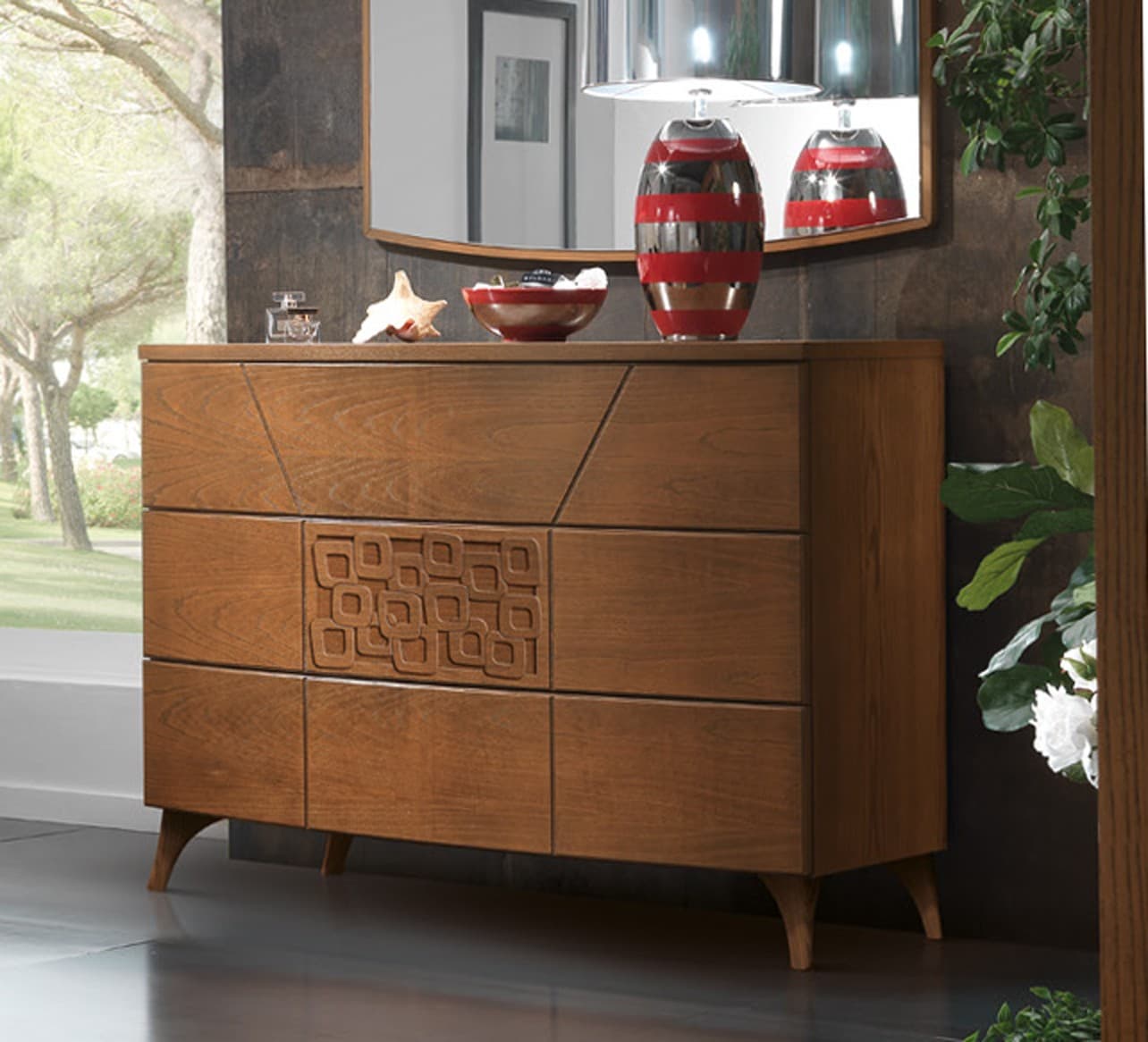 Estila Moderná talianska komoda Varietty z masívneho hnedého dreva s tromi zásuvkami s vyrezávaním na nožičkách 125cm