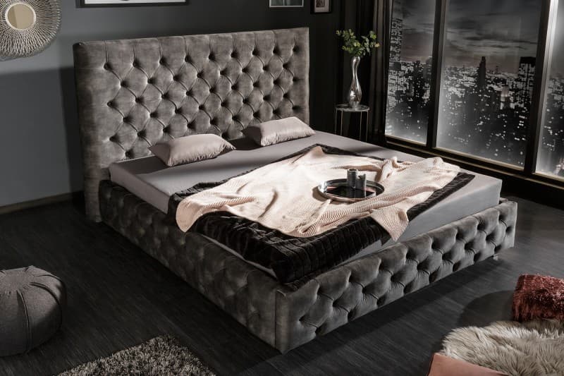 Estila Luxusná chesterfield manželská posteľ Kreon s tmavosivým zamatovým poťahom a s vysokým čelom 180x200cm 1