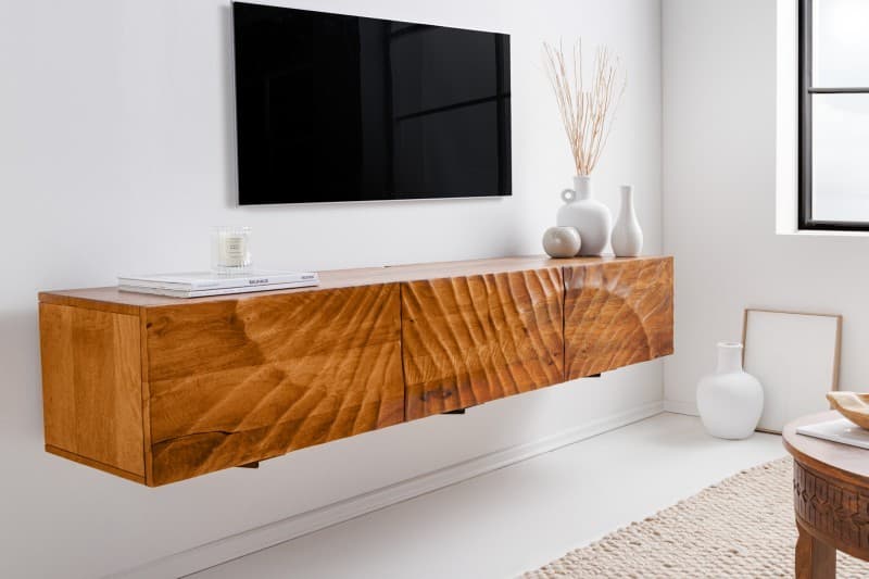 Estila Masívny nástenný TV stolík Cumbria s dvierkami s reliéfnym zdobením 160cm