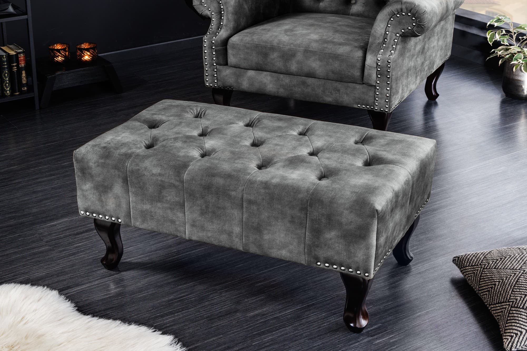 Estila Vintage taburetka Marlon so sivým zamatovým čalúnením s chesterfield prešívaním a masívnymi vyrezávanými nožičkami 80cm 1