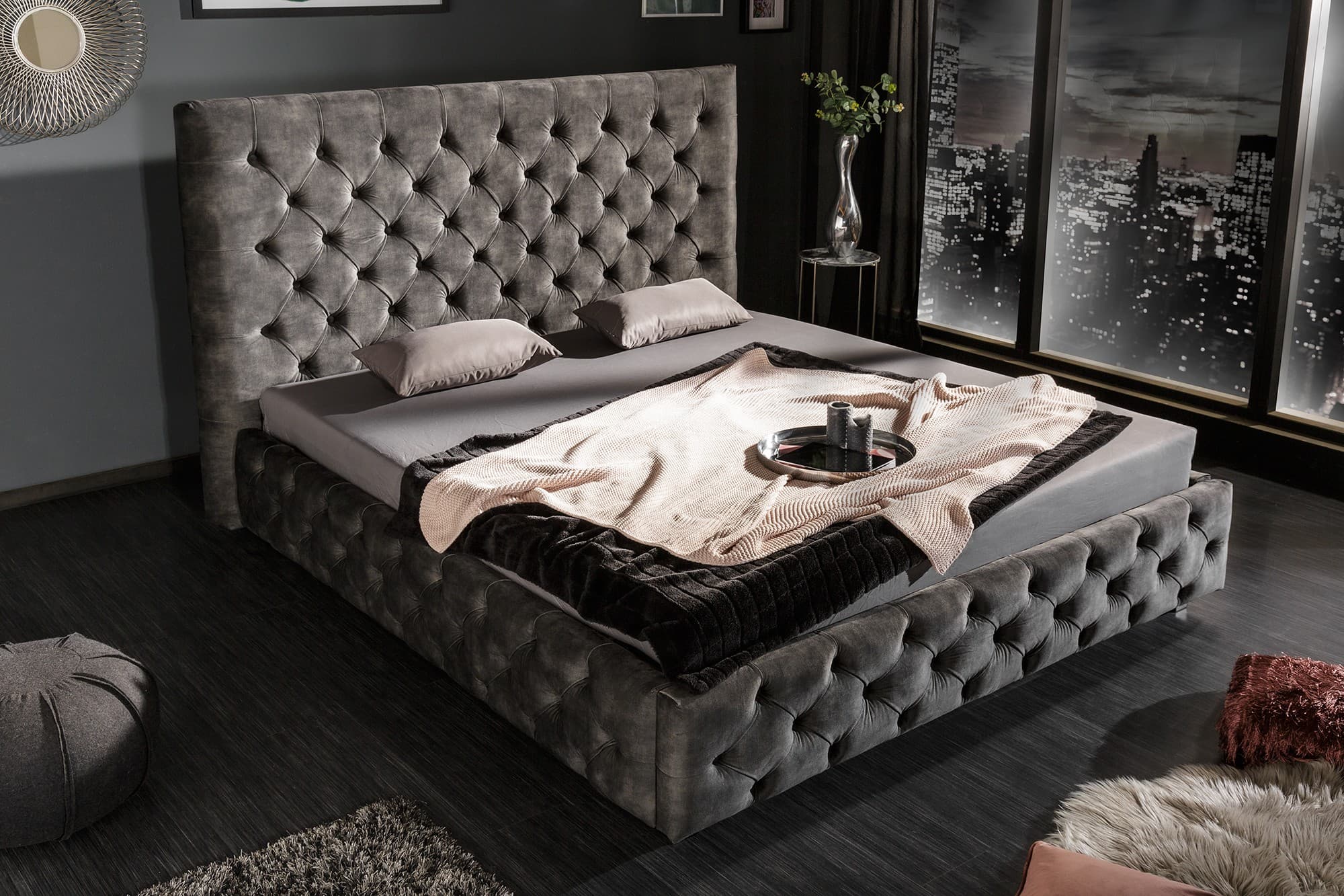 Estila Luxusná čalúnená posteľ Kreon s Chesterfield prešívaním sivá 1