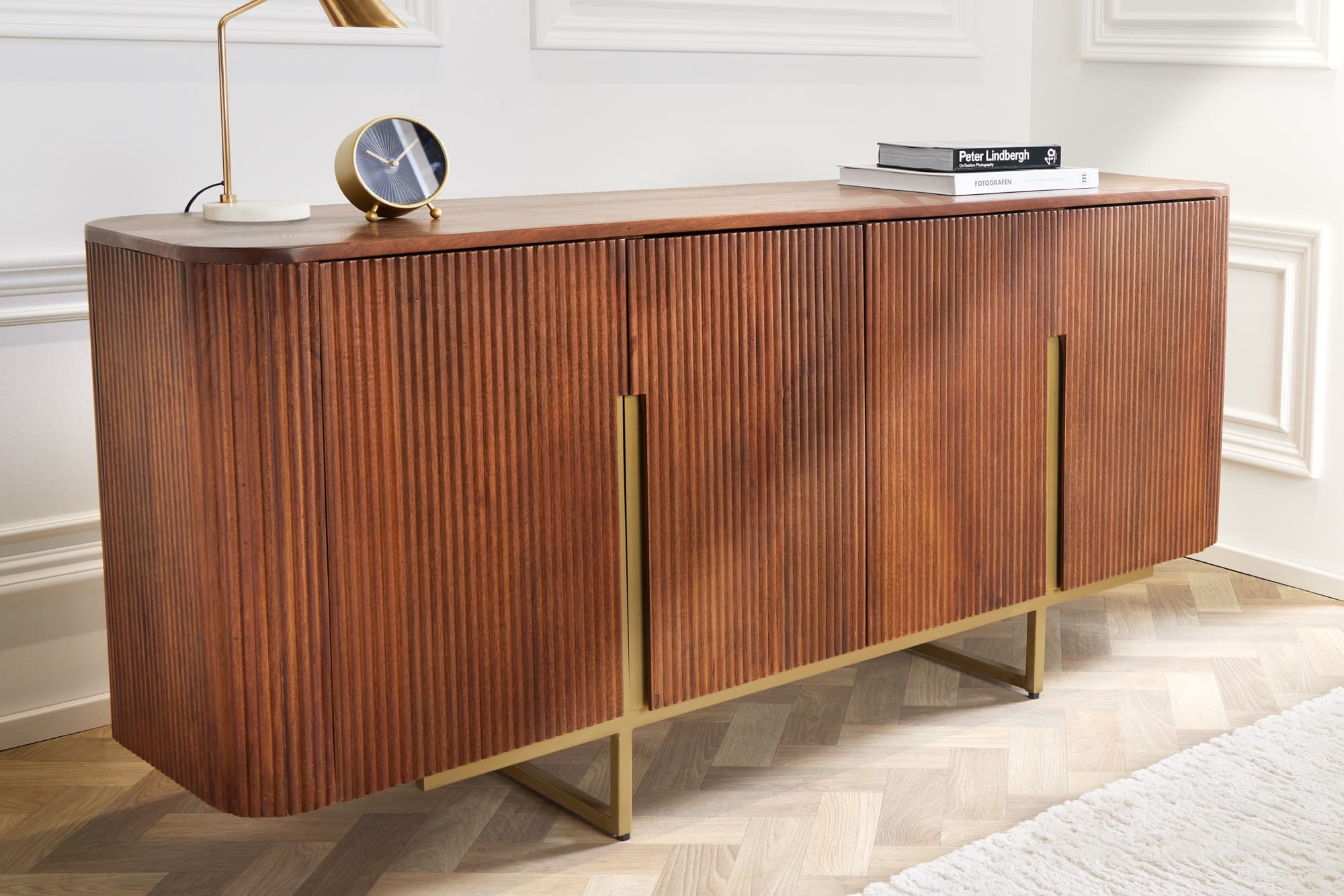 Estila Luxusný Art-deco príborník Gatsby z mangového dreva so zlatými nožičkami hnedý 160 cm