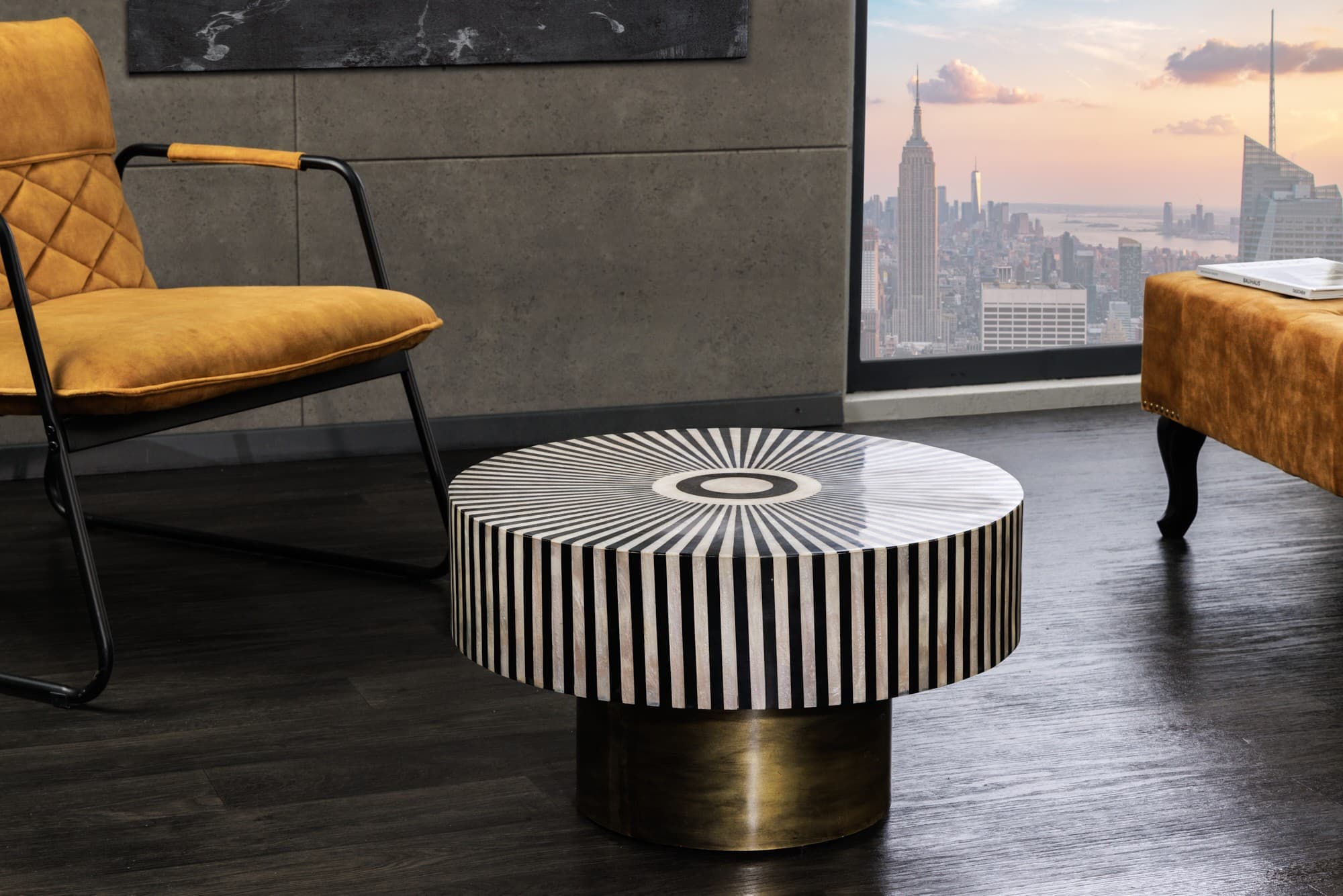 Estila Art deco okrúhly konferenčný stolík Hypnotique s čiernobielym kosťovým ozdobným vykladaním a podstavou v zlatej farbe 60 cm