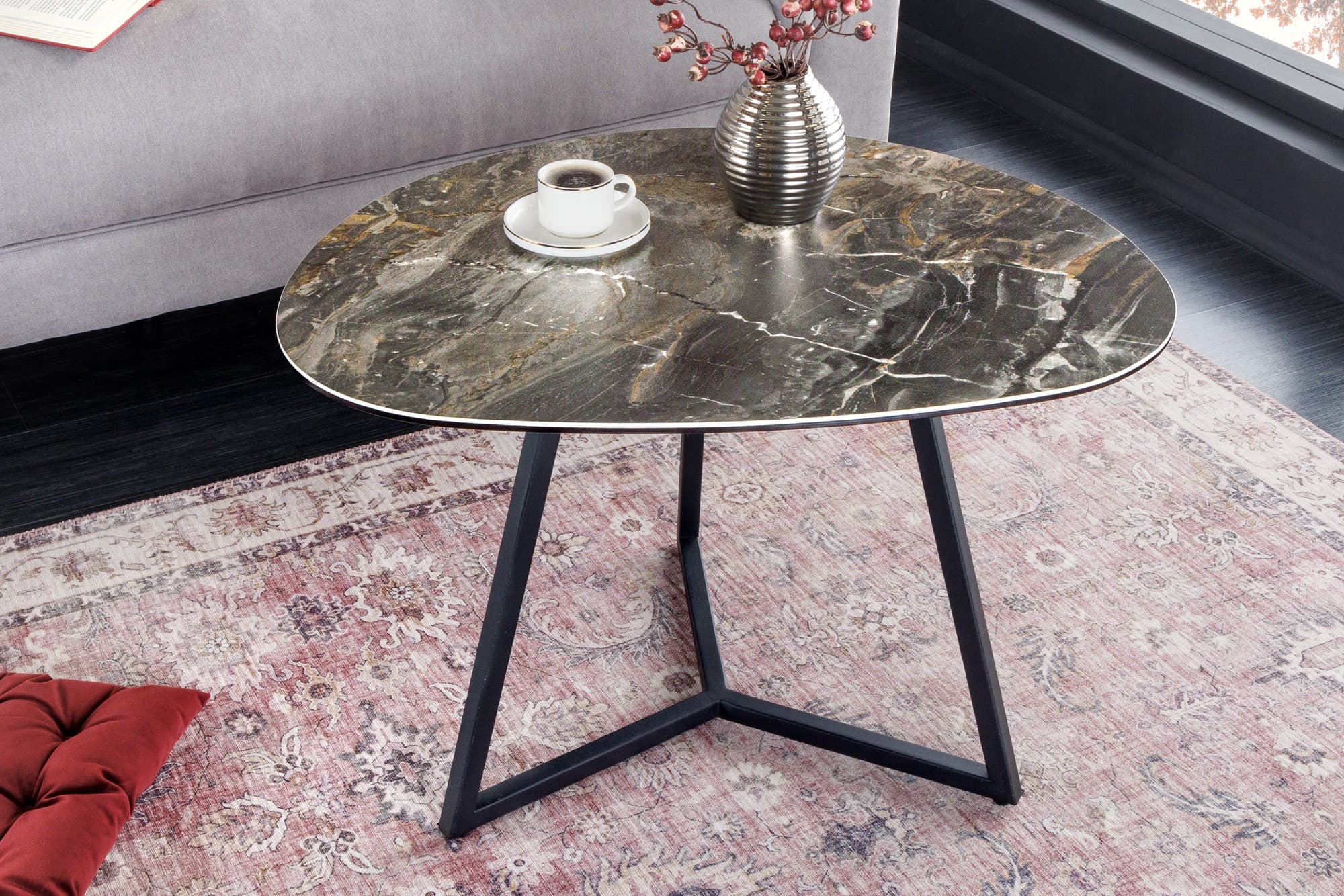 Estila Moderný konferenčný stolík Ceramia v zaoblenom trojuholníkovom tvare s čierno hnedou vrchnou doskou s mramorovým dizajnom 70 cm