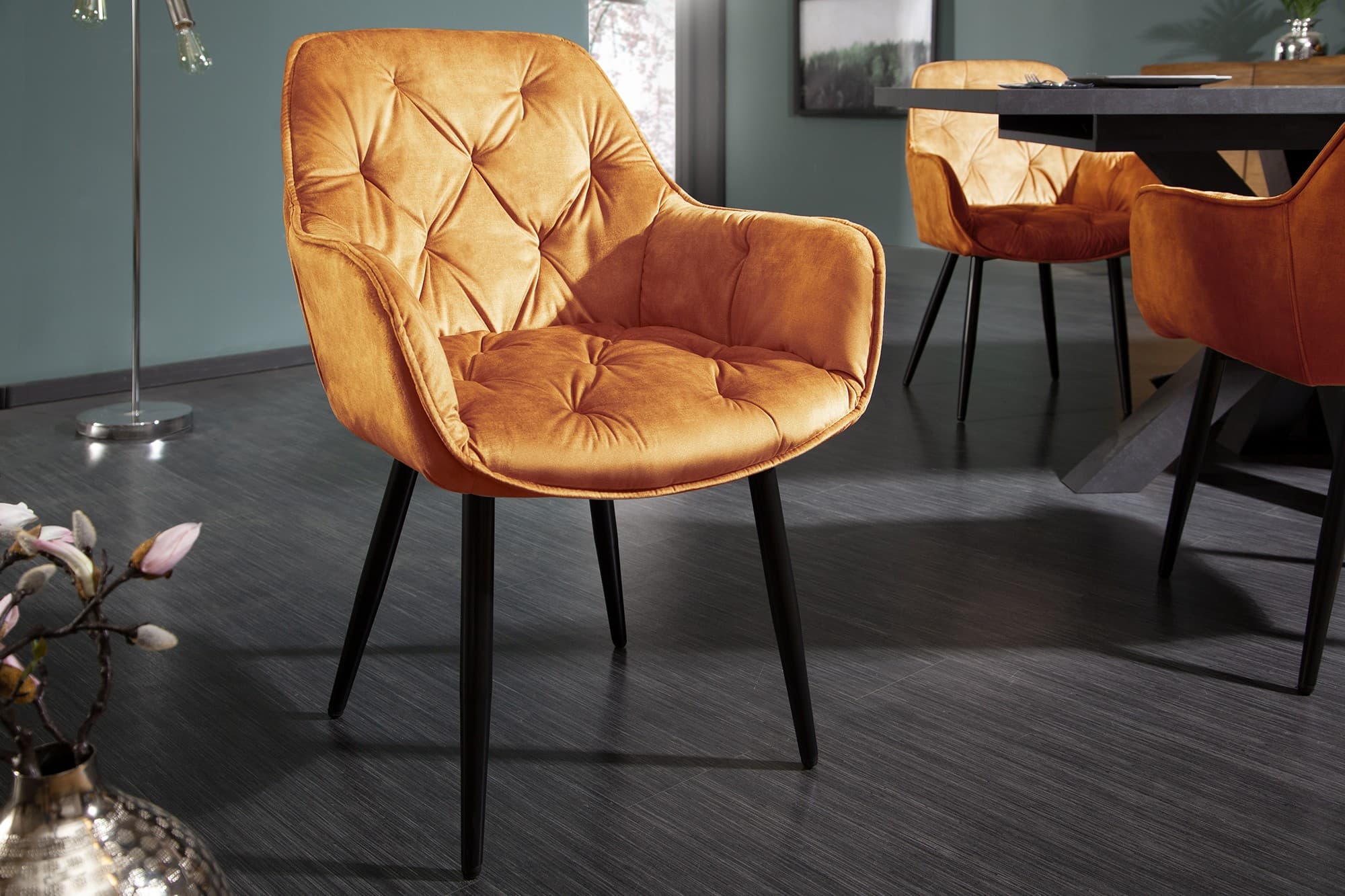 Estila Retro dizajnové čalúnené oranžové kreslo Milano s opierkami na ruky 84cm
