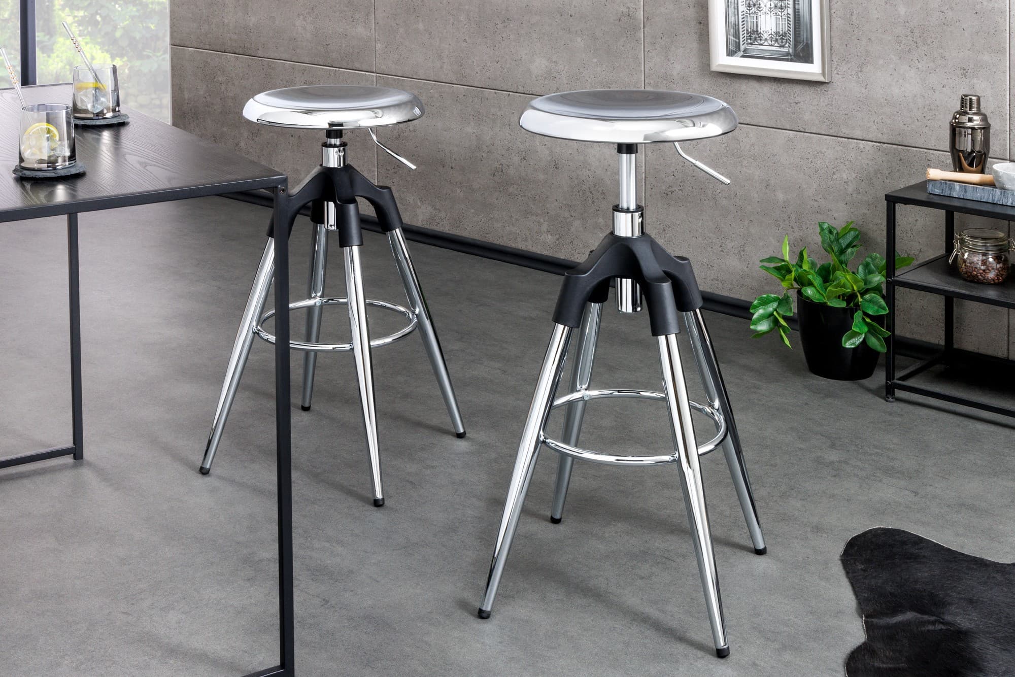 Estila Dizajnová glamour barová otočná okrúhla stolička Zalias v striebornej chromovanej farbe 74-82 cm