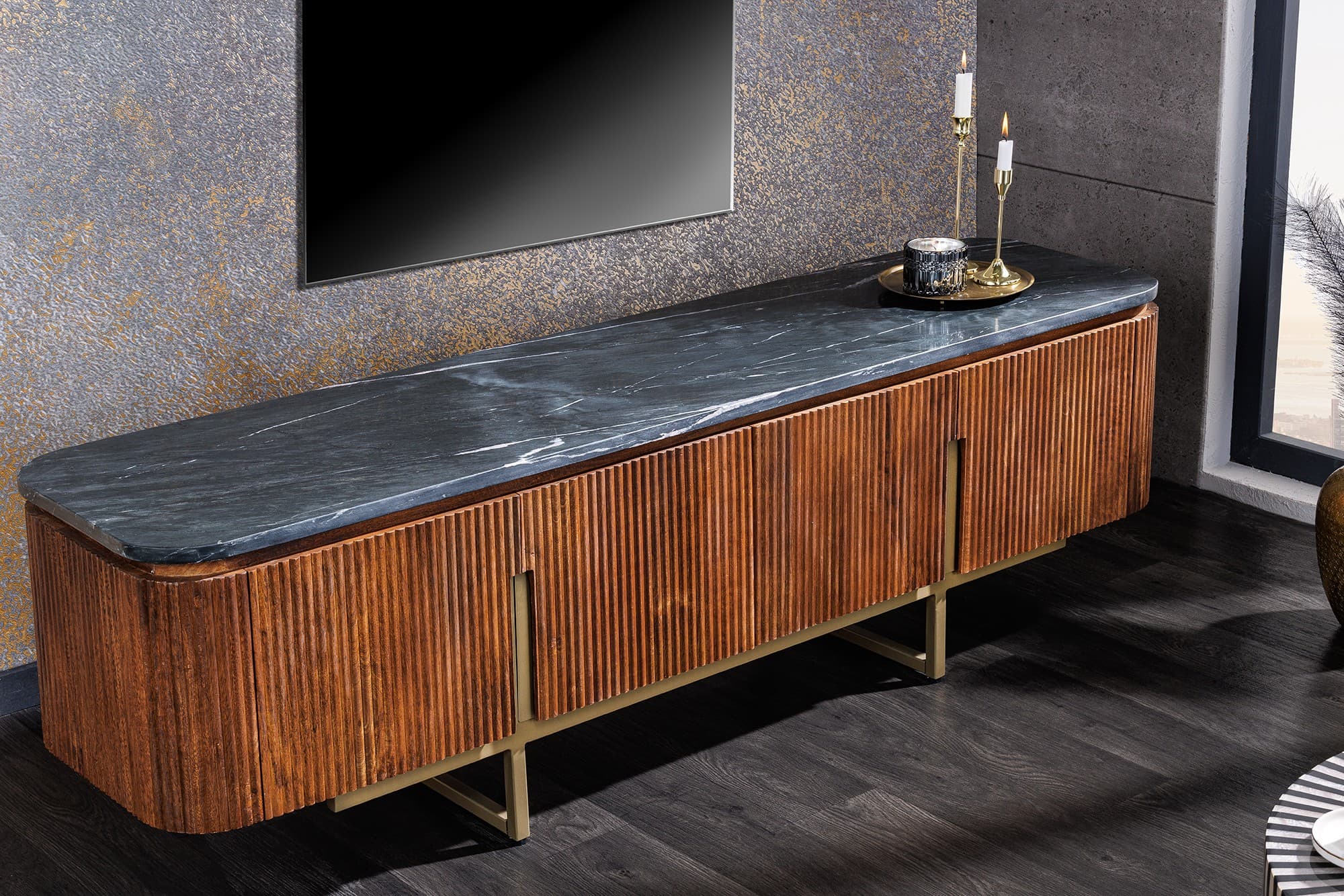 Estila Art deco televízny stolík Gatsby s mramorovou doskou v čiernej farbe z mangového dreva 160 cm 1