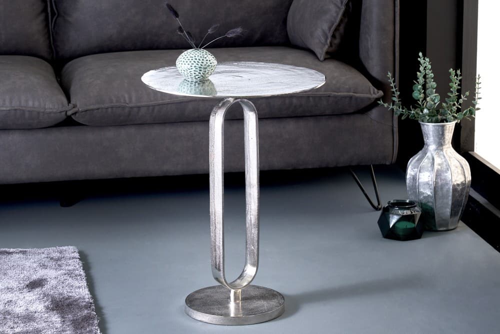 Estila Art deco okrúhly strieborný kovový príručný stolík Zendy s glamour nádychom 60 cm