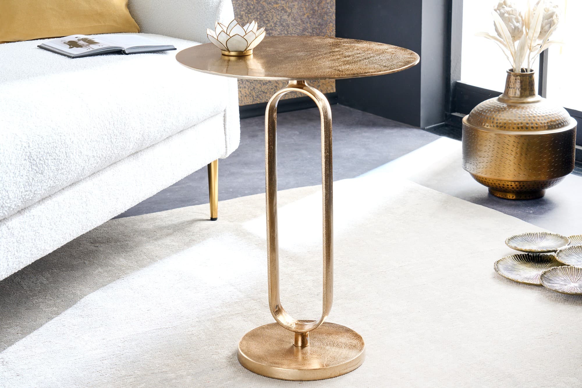 Estila Art deco okrúhly zlatý kovový príručný stolík Zendy s glamour nádychom 60 cm