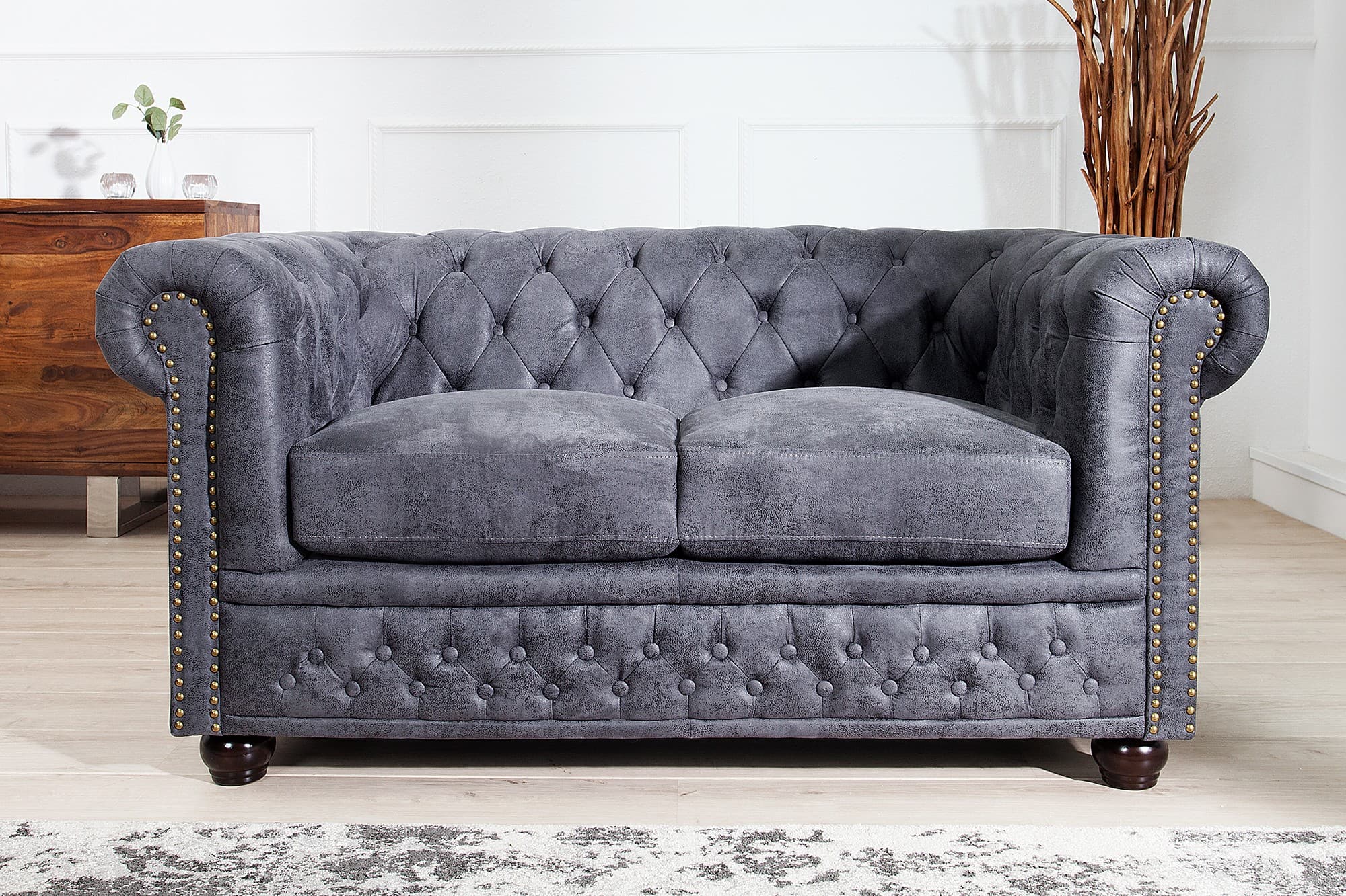 Estila Dizajnová vintage dvojsedačka Chesterfield Grau so sivým poťahom so zahnutými opierkami a chesterfield prešívaním 150 cm