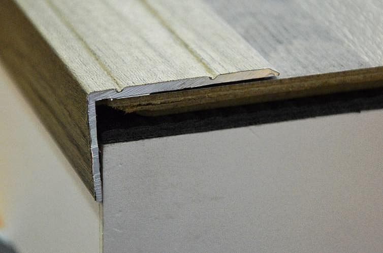 Schodový profil 45 x 27 mm (samolepiaci) Buk E08