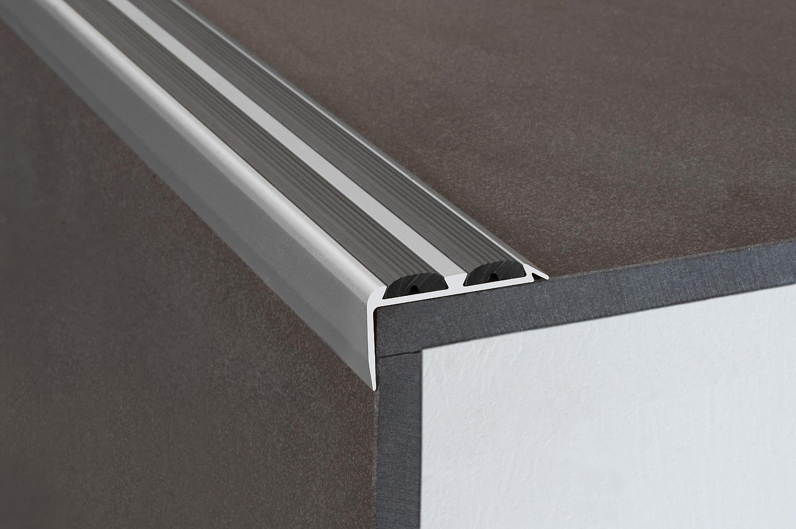 Schodový profil 36 x 20 mm s protišmykovými gumami (skrutkovací) Šampaň E02