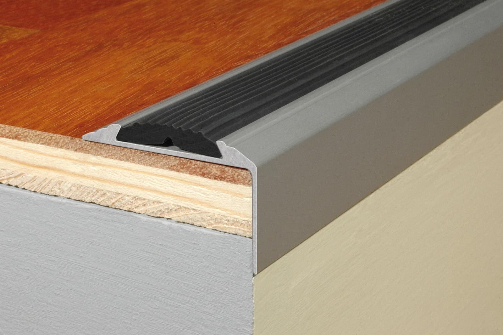 Schodový profil 46 x 29 mm s protišmykovou gumou (skrutkovací) Šampaň E02