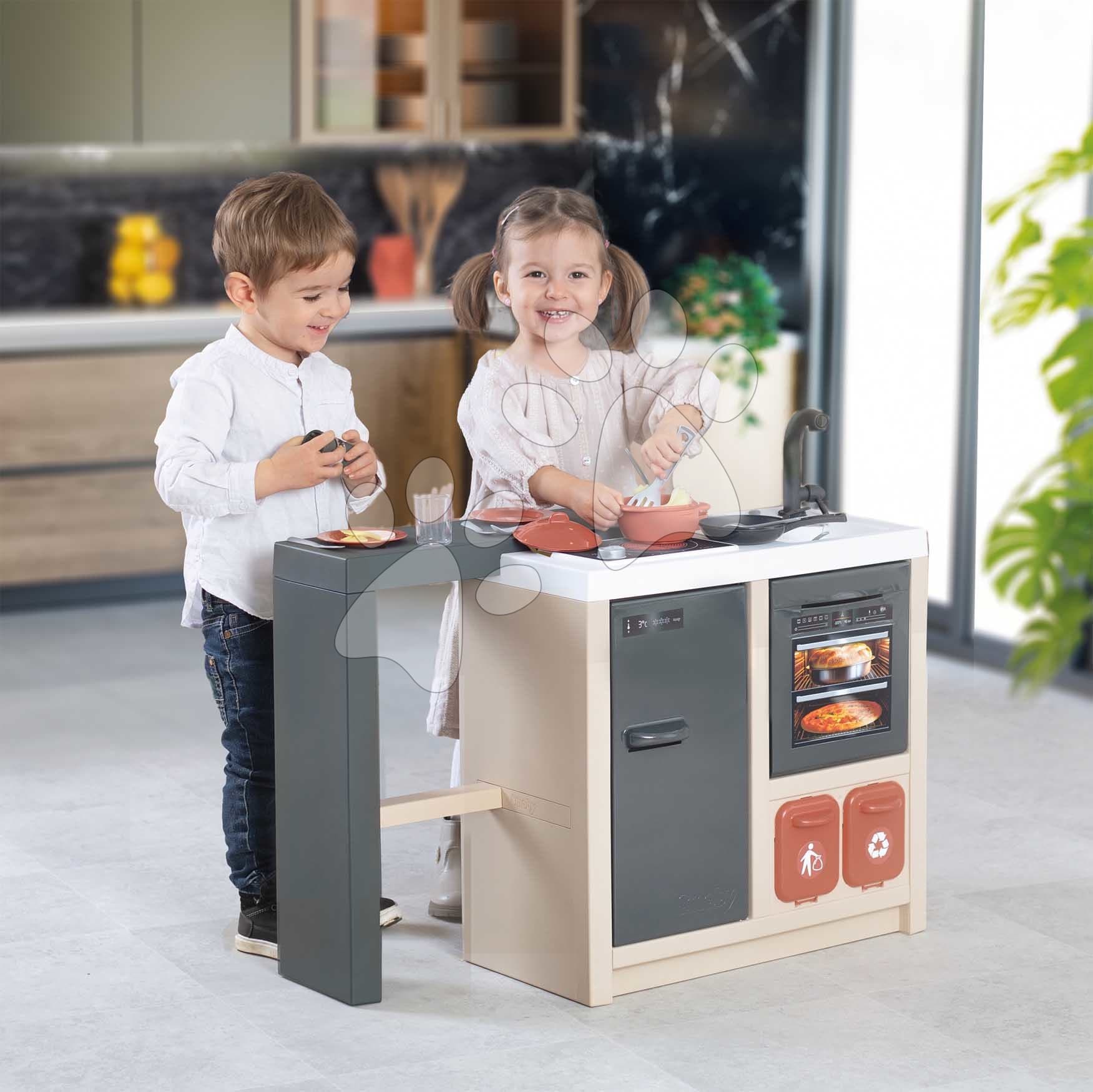 Kuchynka ostrovček s magickými cestovinami Kitchen Island 360° Smoby obojstranná s otvárateľnou rúrou a úložným priestorom 23 doplnkov