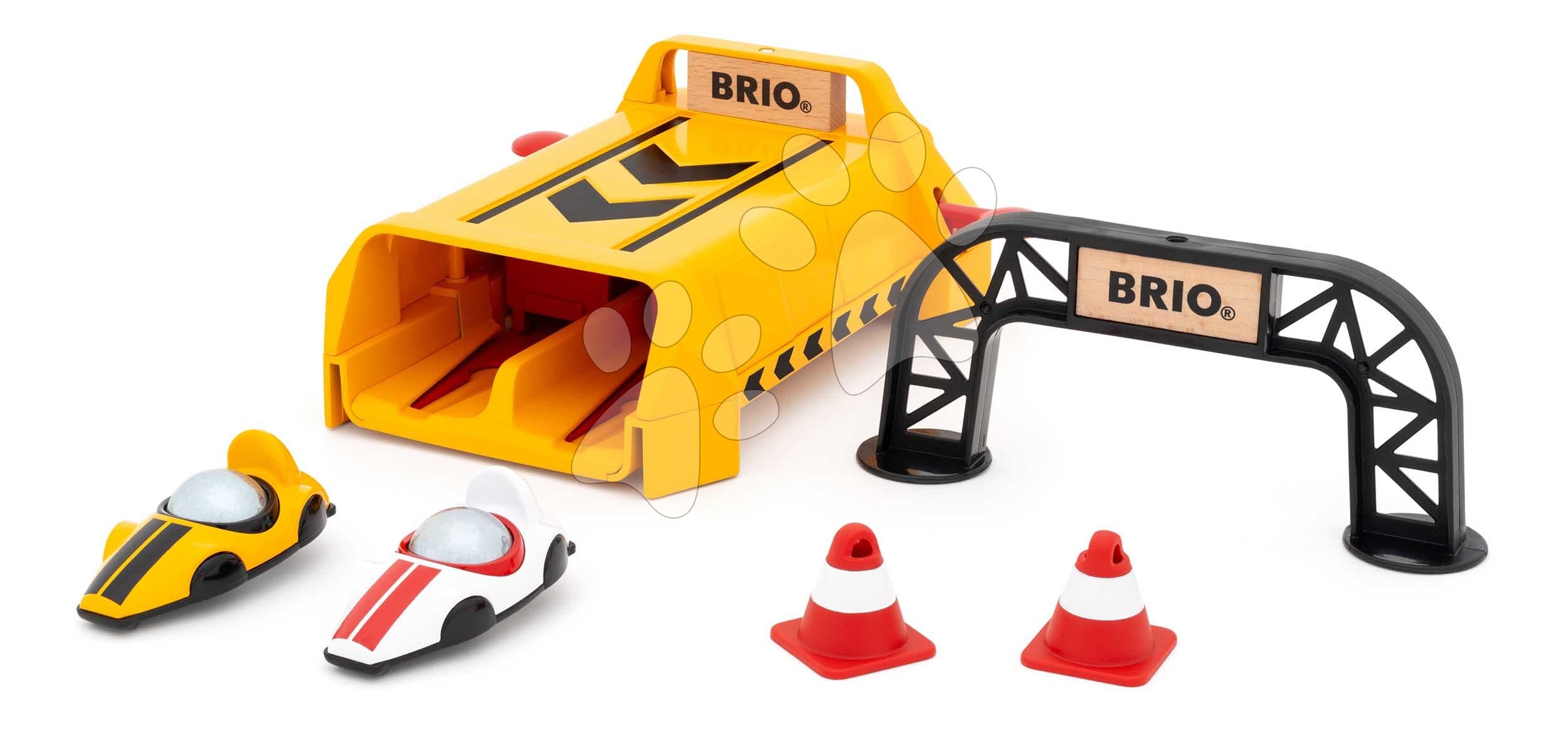 Štartovacia rampa pre autíčka Roll Racing Launcher BRIO žlté a biele pretekárske modely s kužeľmi a cieľom