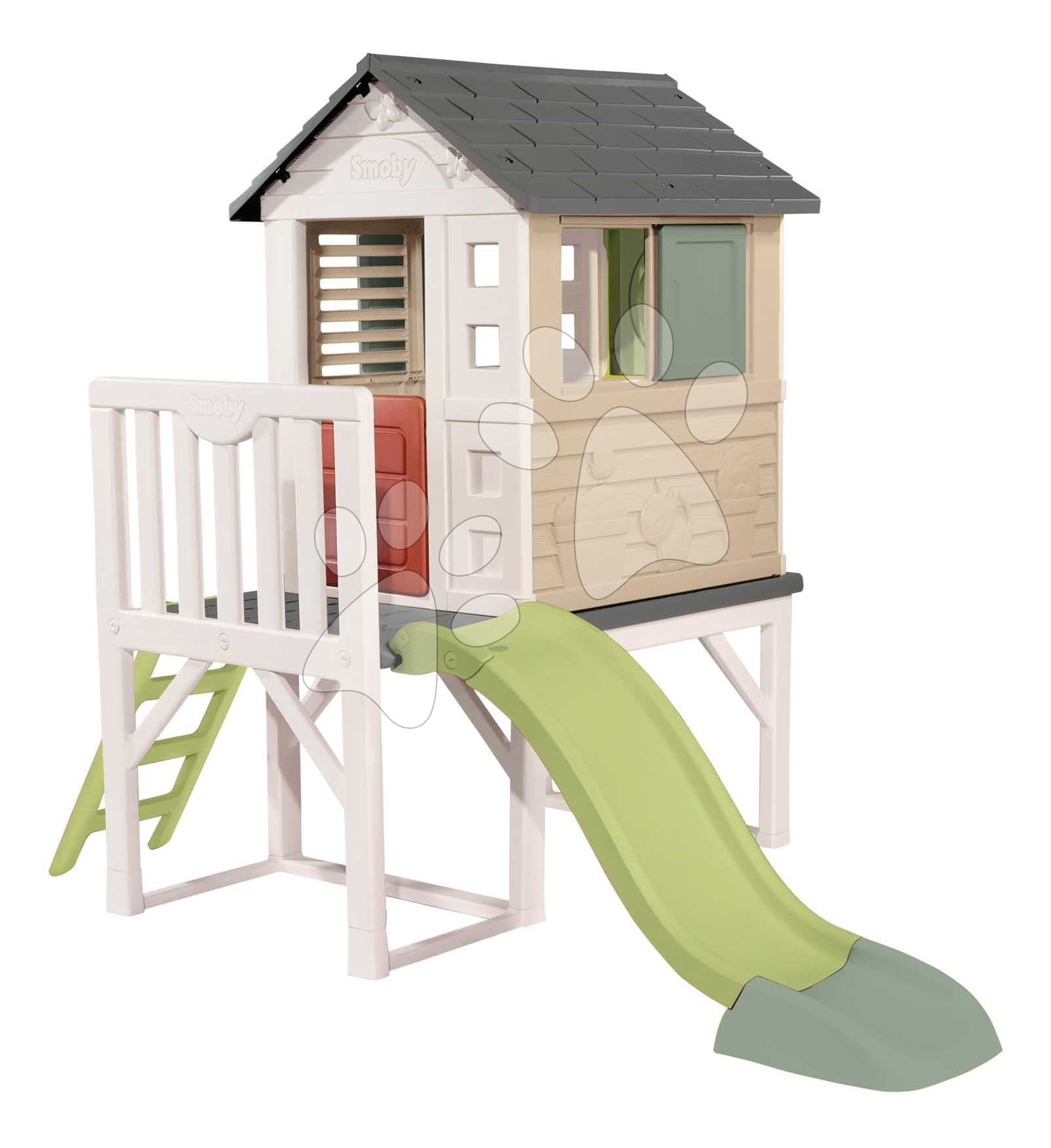 Domček na pilieroch s 1,5 m šmykľavkou s vodotryskom House On Stilts Life Smoby rozšíriteľný s rebríkom a 2 okná s okenicami a UV filtrom od 24 mes